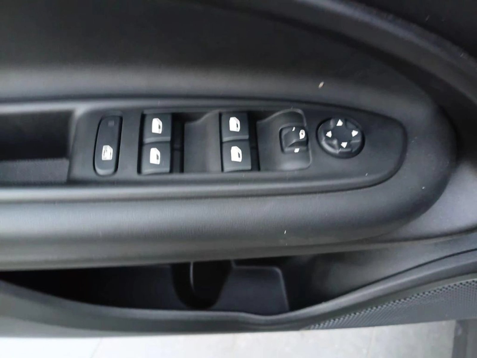 JEEP AVENGER 1.2 MT 2025 - Imagen 15 de 20