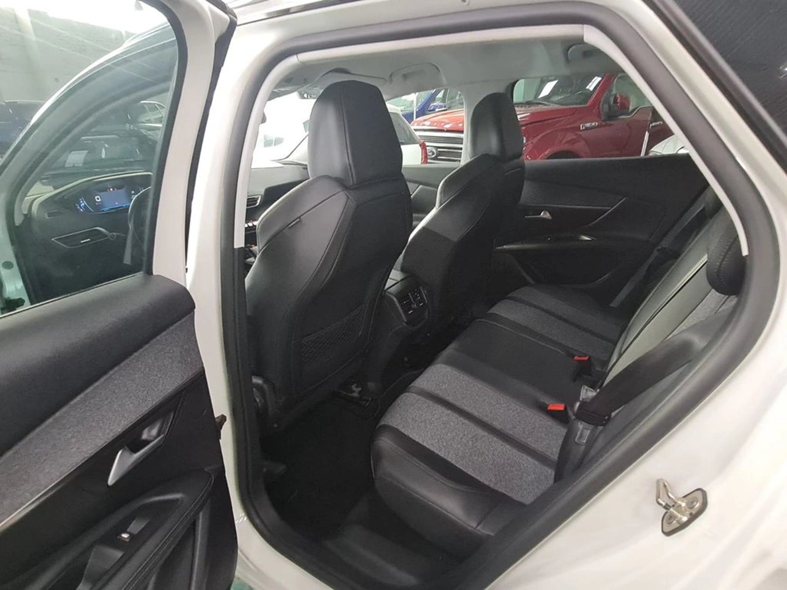 PEUGEOT 3008 Allure 1.6 THP 165HP EAT6 2019 - Imagen 11 de 18