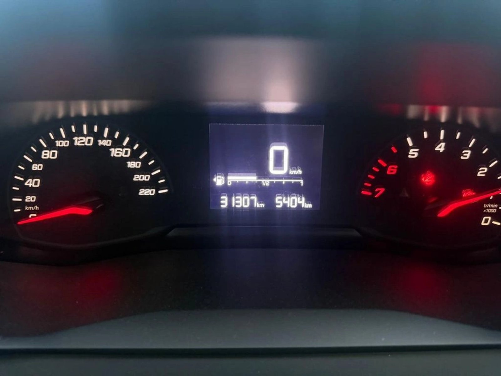 Peugeot 208 PURETECH 75 MT 1.2 2023 - Imagen 8 de 12