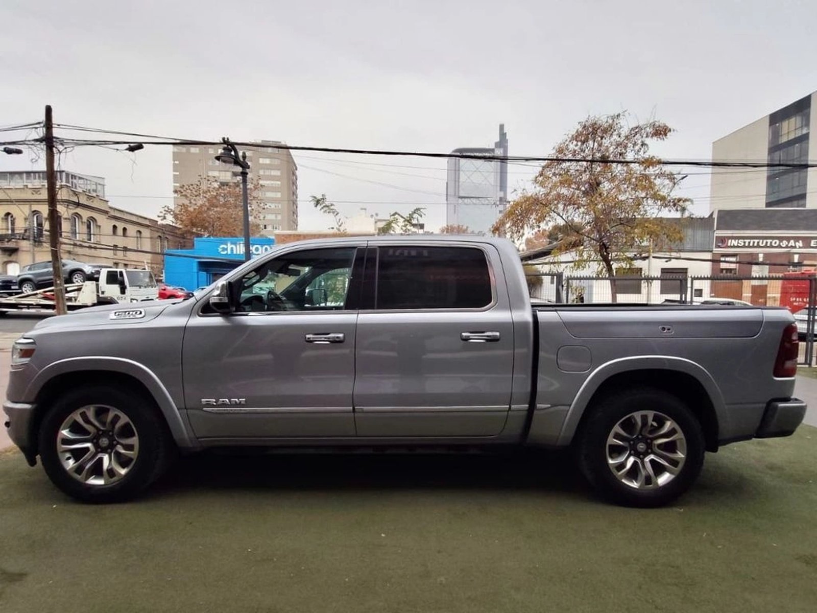 RAM 1500 LIMITED 5.7 AUT 2023 - Imagen 7 de 20
