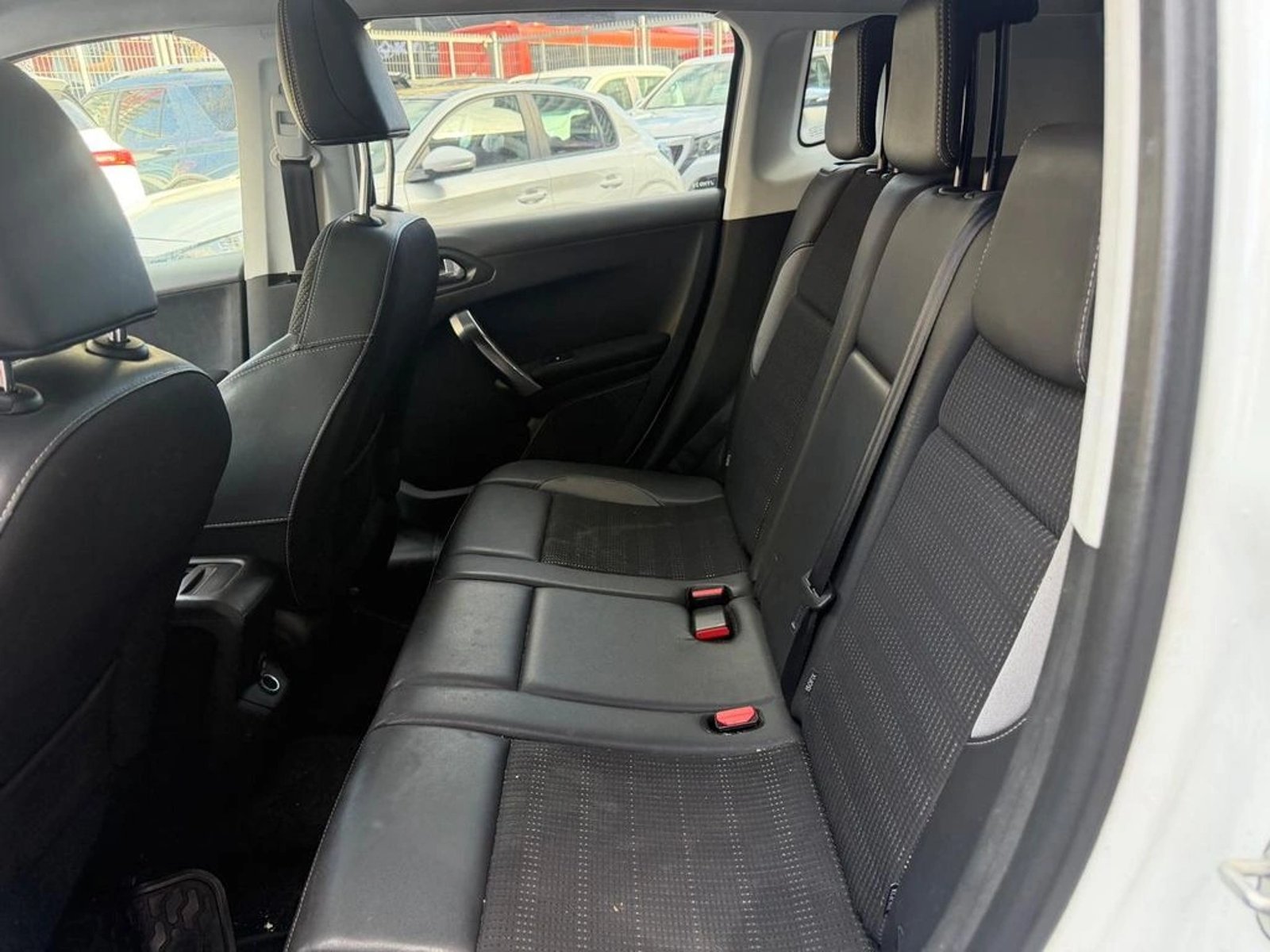 Peugeot 2008 Allure 1.6 e-HDi 92HP 2018 - Imagen 10 de 11
