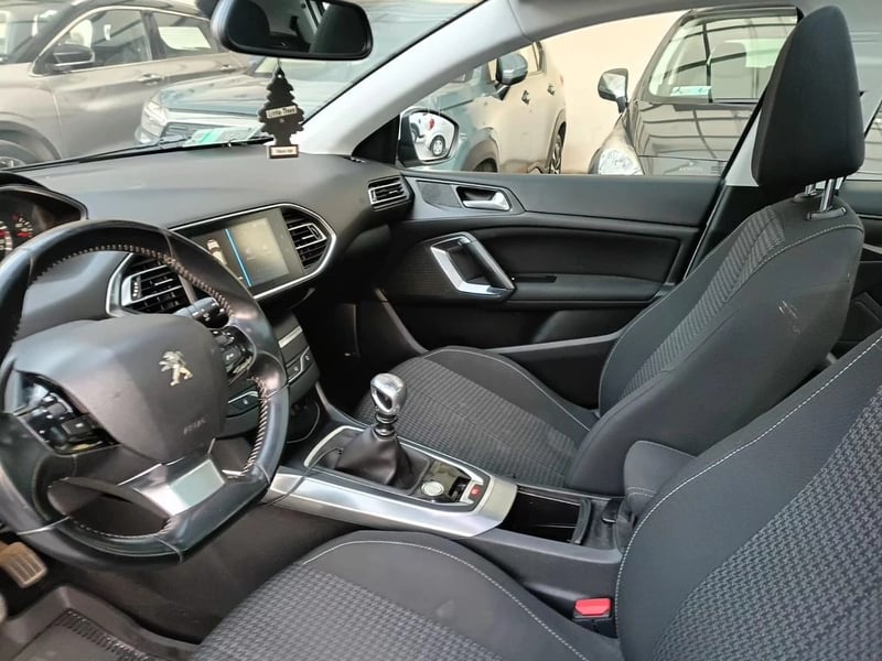 Peugeot 308 Allure pack 1.6 BlueHDi 120 HP 2018 - Imagen 11 de 20