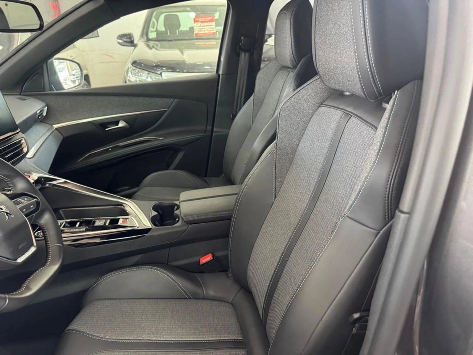 PEUGEOT 5008 Allure 1.6 THP 165HP EAT6 2024 - Imagen 8 de 17