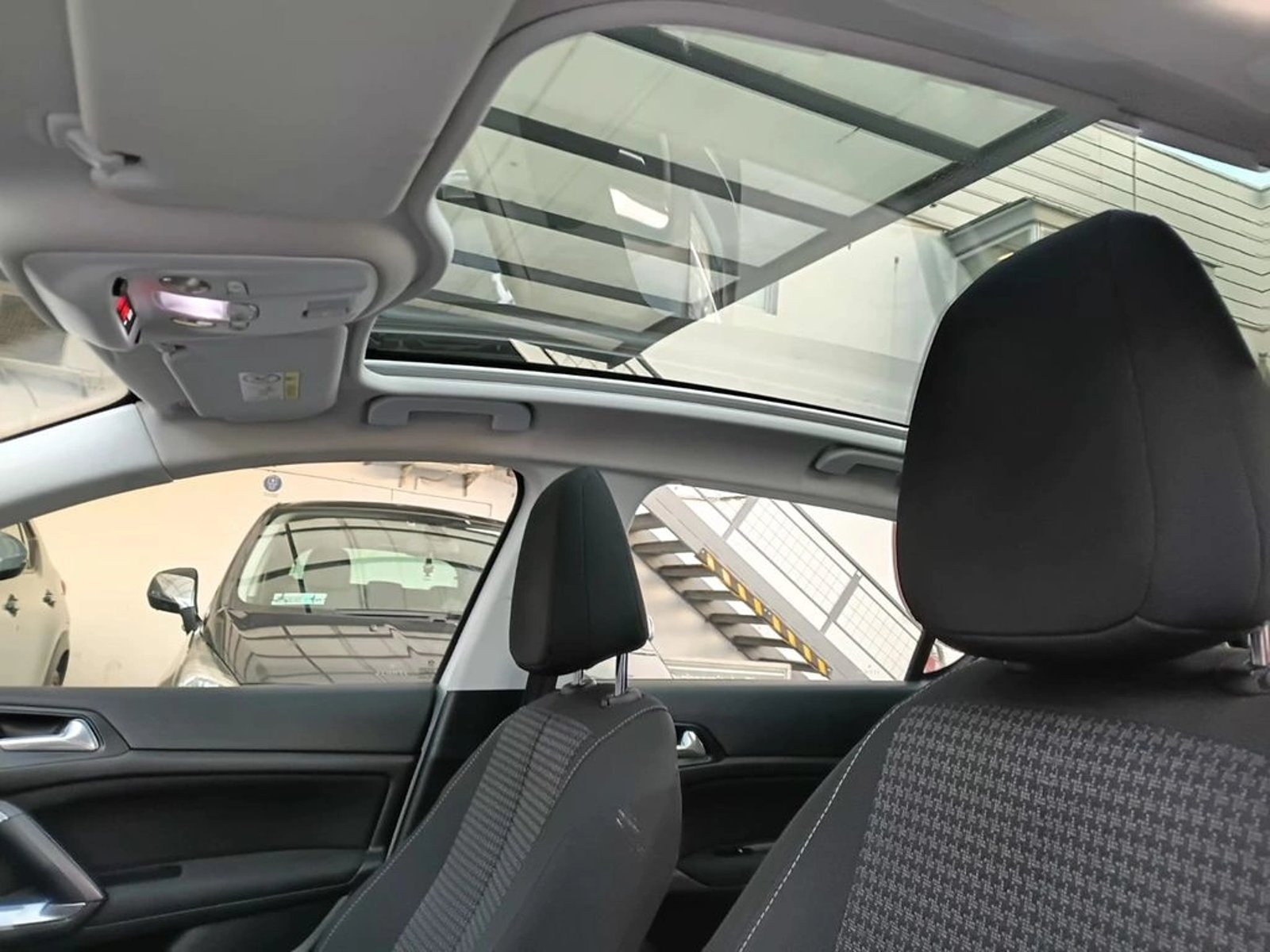 PEUGEOT 308 Allure pack 1.6 BlueHDi 120 HP 2018 - Imagen 17 de 20