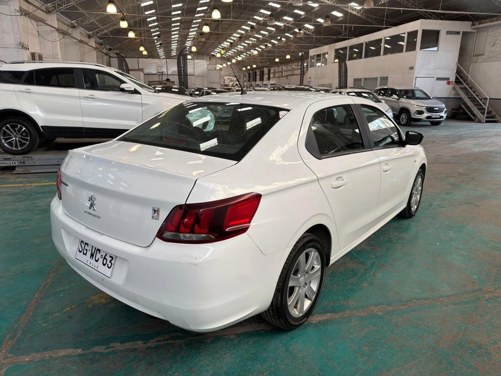 Peugeot 301 1.6 ALLURE HDI 92 4X2 MT5 4P 2023 - Foto 4 de 12