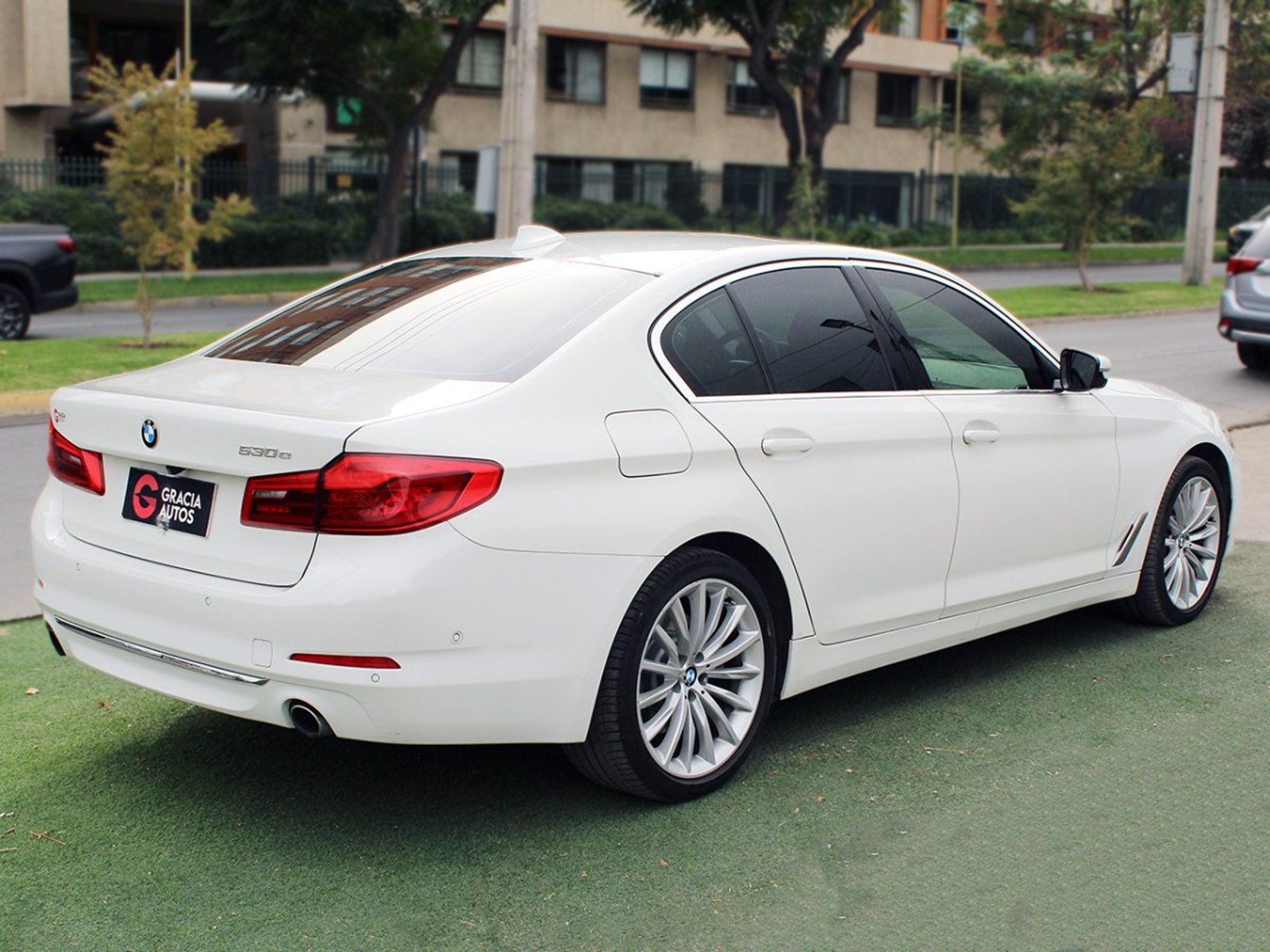 BMW 530 E iPERFORMANCE LUXURY HIBRIDO 2021 - Foto 4 de 10