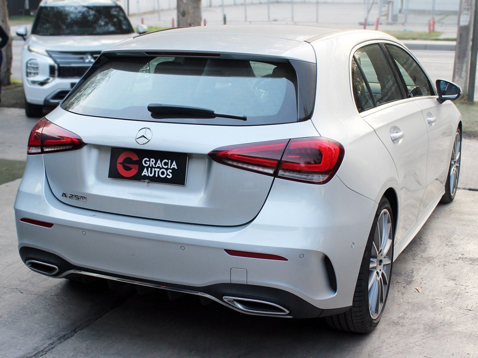 MERCEDES-BENZ A250 AMG LINE 2.0 2020 - Imagen 4 de 10