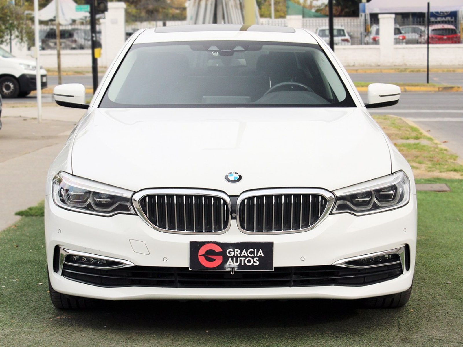 BMW 530 E iPERFORMANCE LUXURY HIBRIDO 2021 - Foto 2 de 10