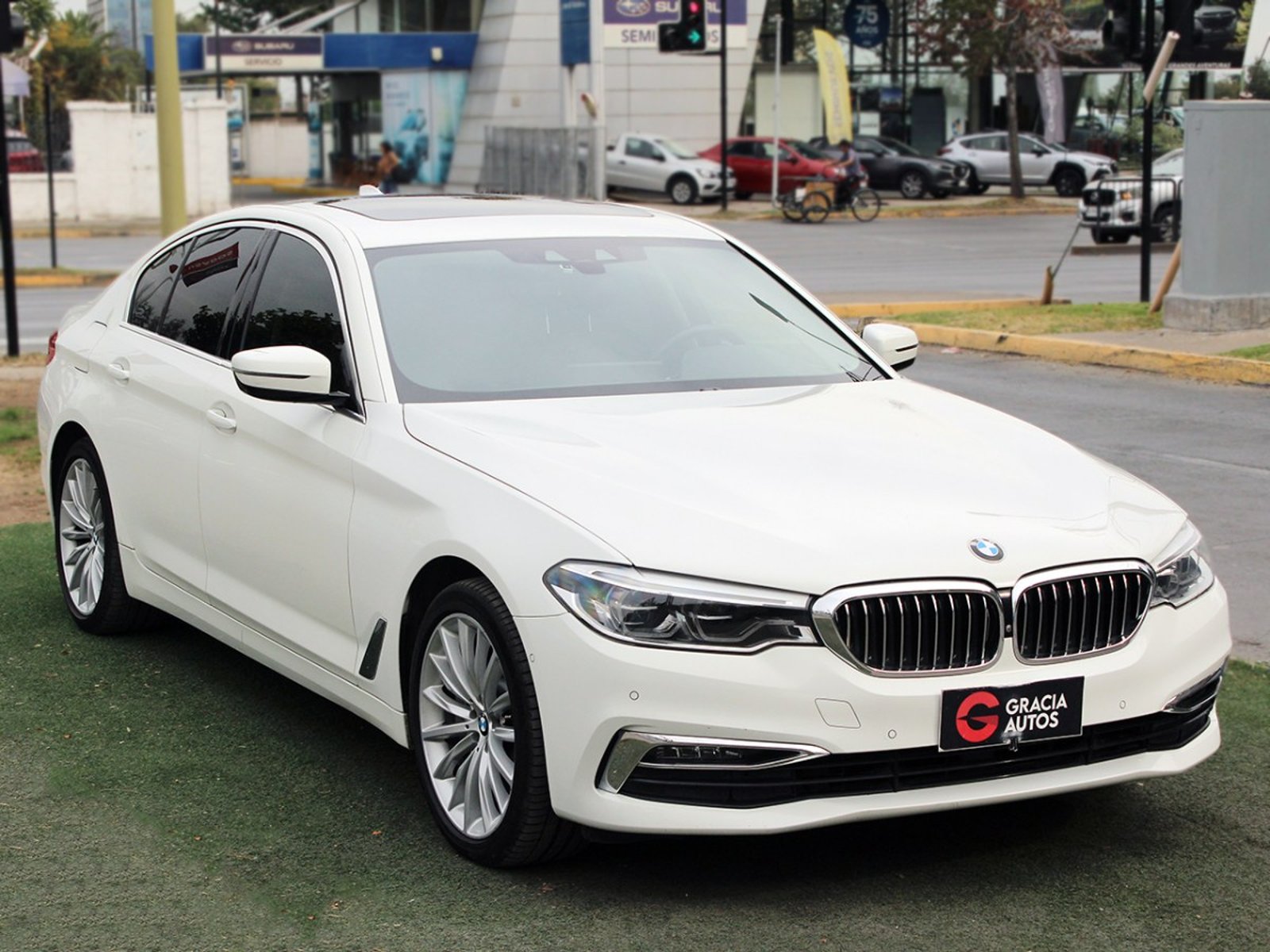 BMW 530 E iPERFORMANCE LUXURY HIBRIDO 2021 - Foto 3 de 10