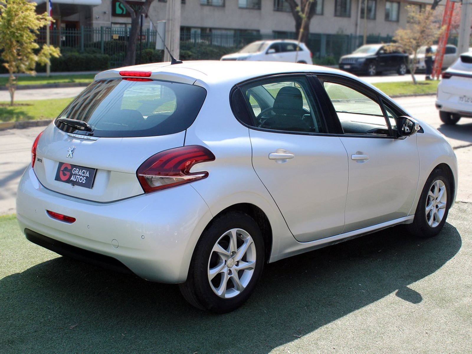 Peugeot 208 1.2 ACTIVE PURETECH 4X2 MT 5P 2018 - Foto 4 de 10