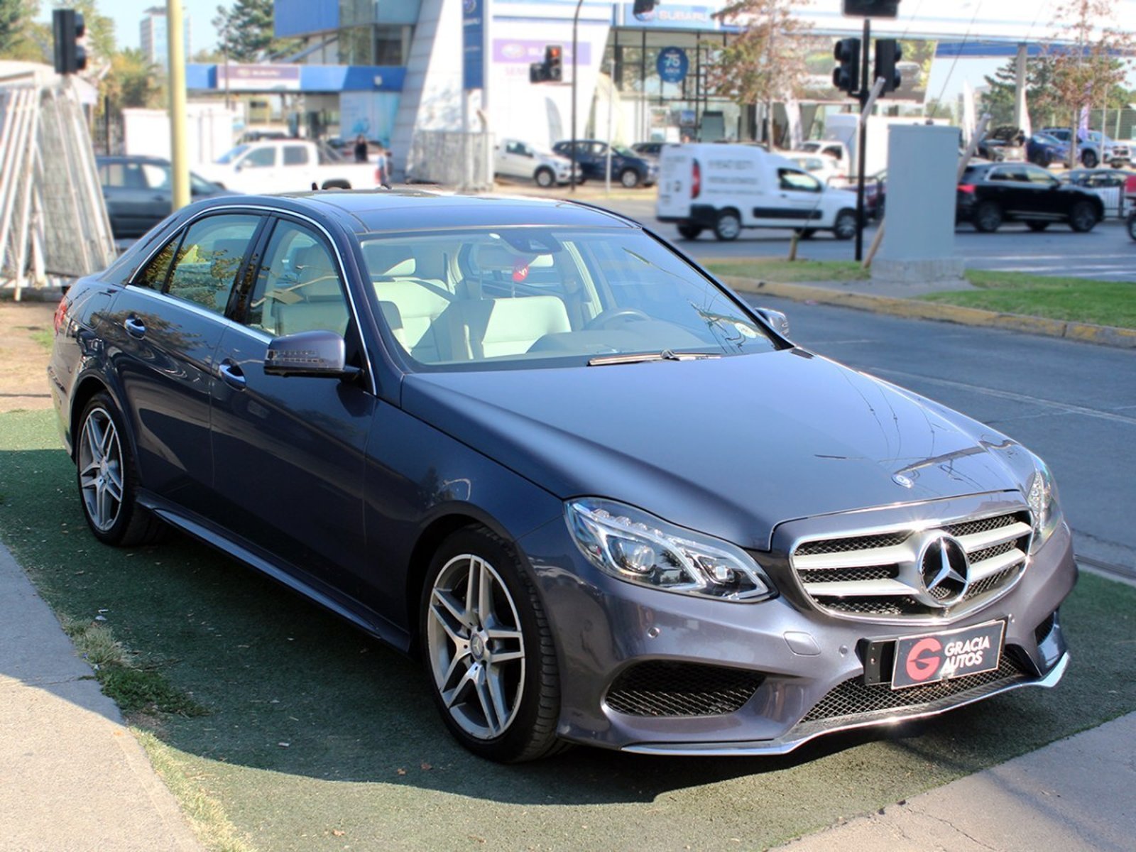 Mercedes-Benz E400 AVANTGARDE 2014 - Foto 3 de 10