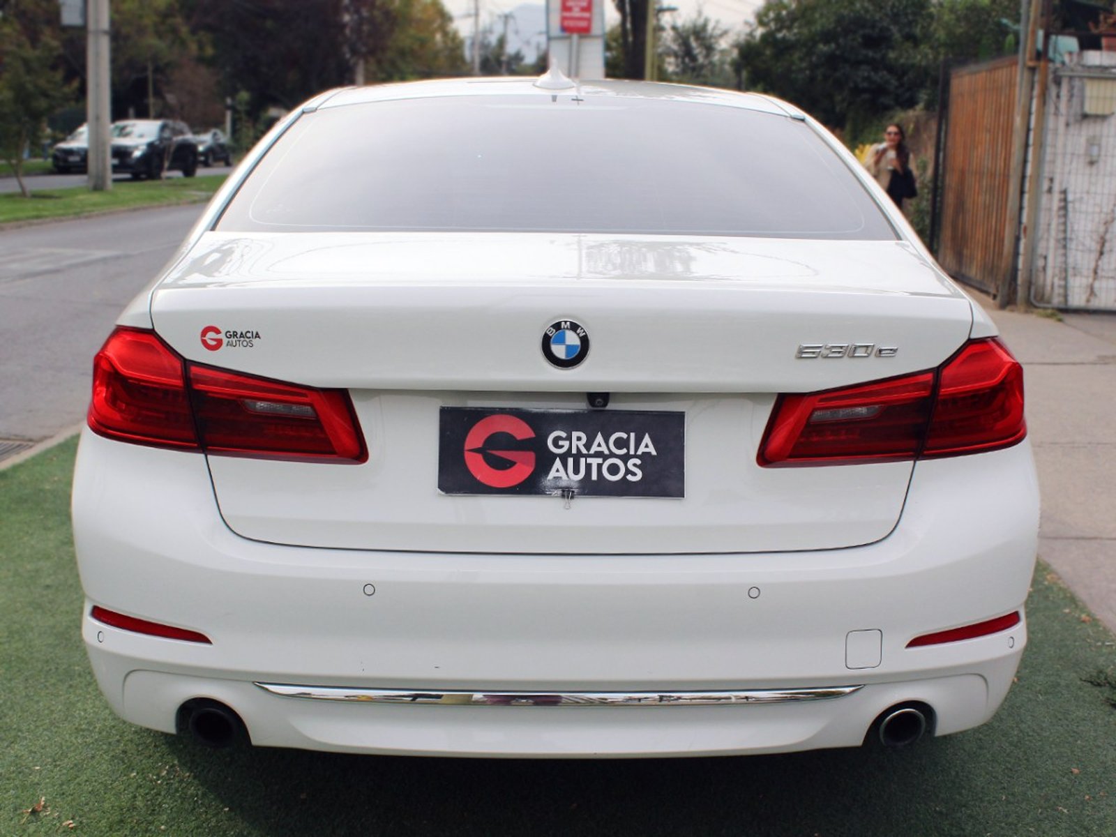BMW 530 E iPERFORMANCE LUXURY HIBRIDO 2021 - Foto 5 de 10
