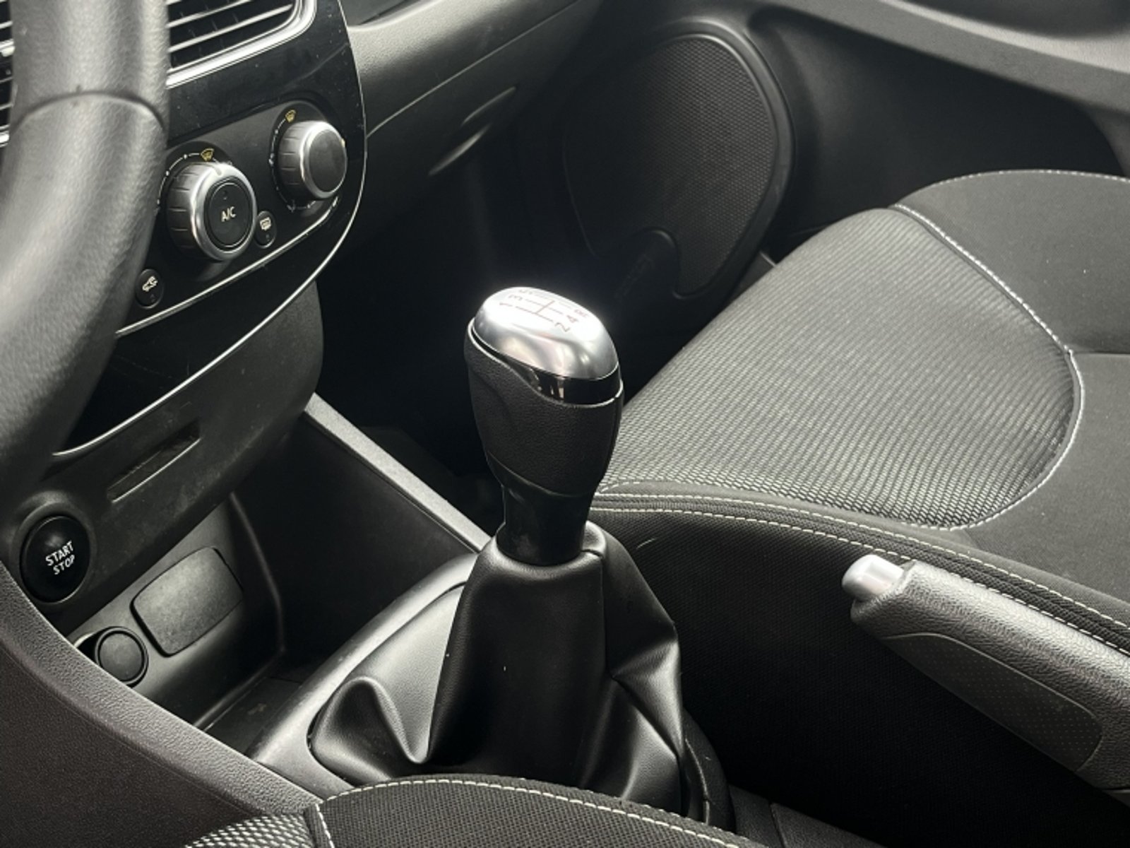 Renault CLIO 1.2 EXPRESSION MT 2020 - Imagen 16 de 20