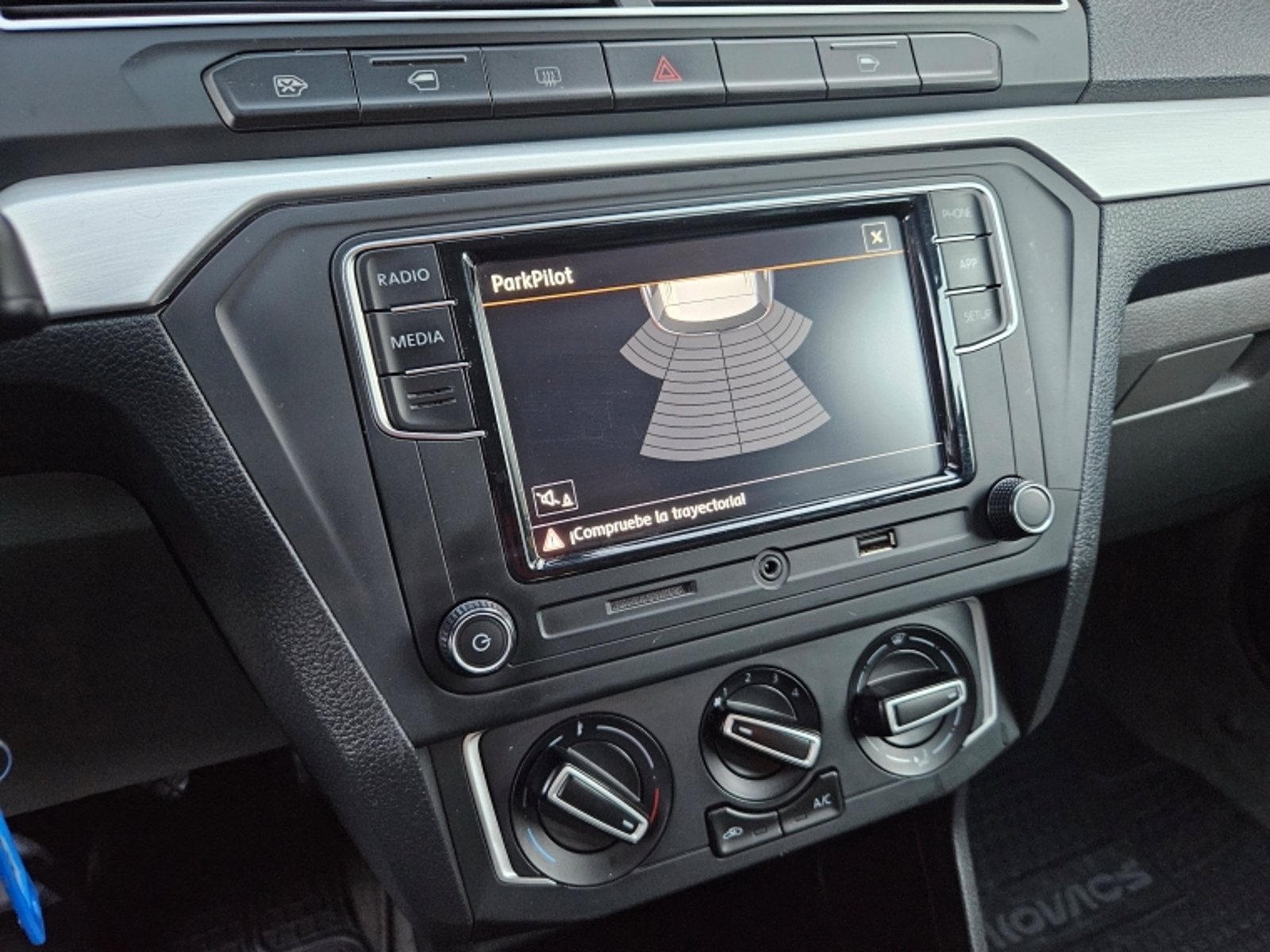 VOLKSWAGEN GOL 1.6  HIGHLINE MT 2023 - Imagen 17 de 20