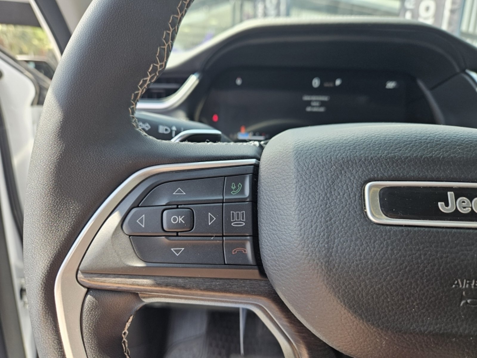 JEEP GRAND CHEROKEE 3.6 LIMITED L AT 4X4 2024 - Imagen 15 de 20