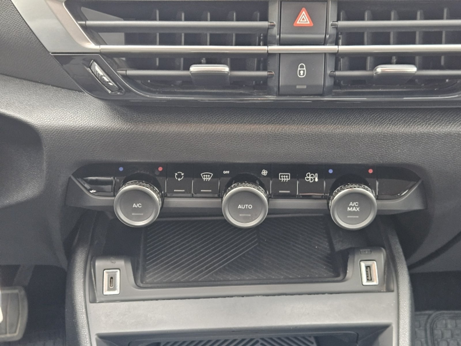 Citroën C-4 1.5 BLUEHDI 130 S&S EAT8 FEEL PACK AT DIESEL 2024 - Imagen 11 de 20