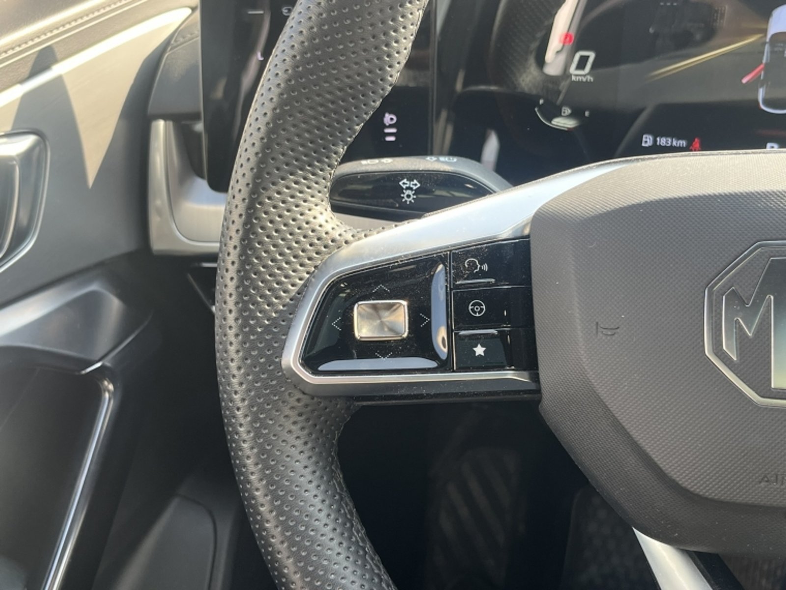 MG ONE DLX AT 2023 - Imagen 18 de 20