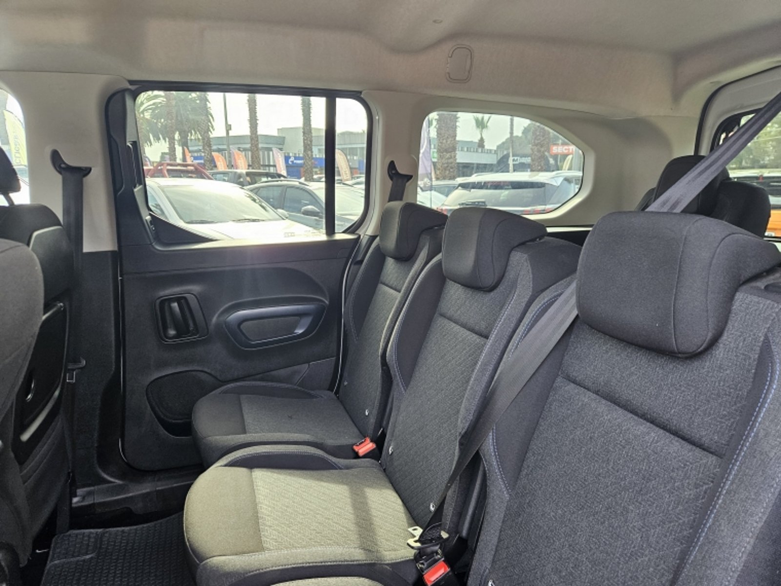 PEUGEOT RIFTER ALLURE BLUEHDI 130 AT DIESEL 2023 - Imagen 8 de 19
