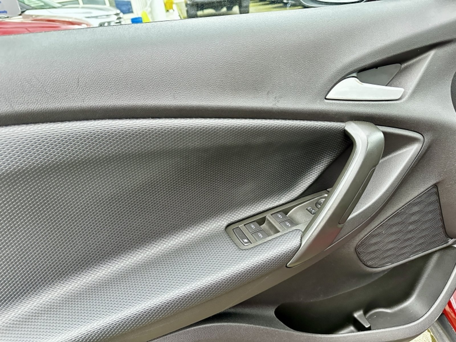 Chevrolet TRACKER 1.2T LTZ MT 2024 - Imagen 15 de 18