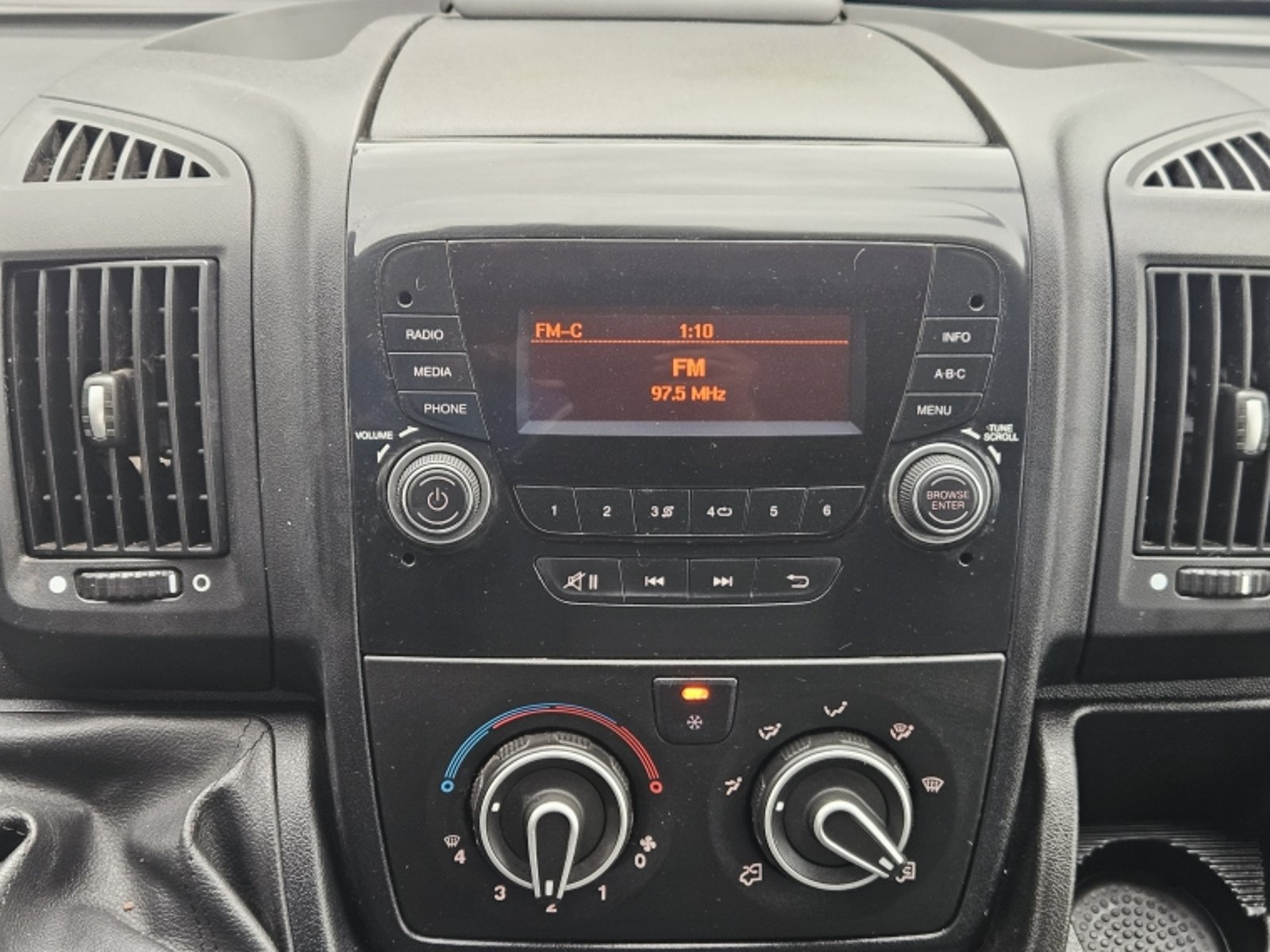 PEUGEOT BOXER D/CAB. L4 BLUEHDI 165 MT DIESEL 2023 - Imagen 10 de 17
