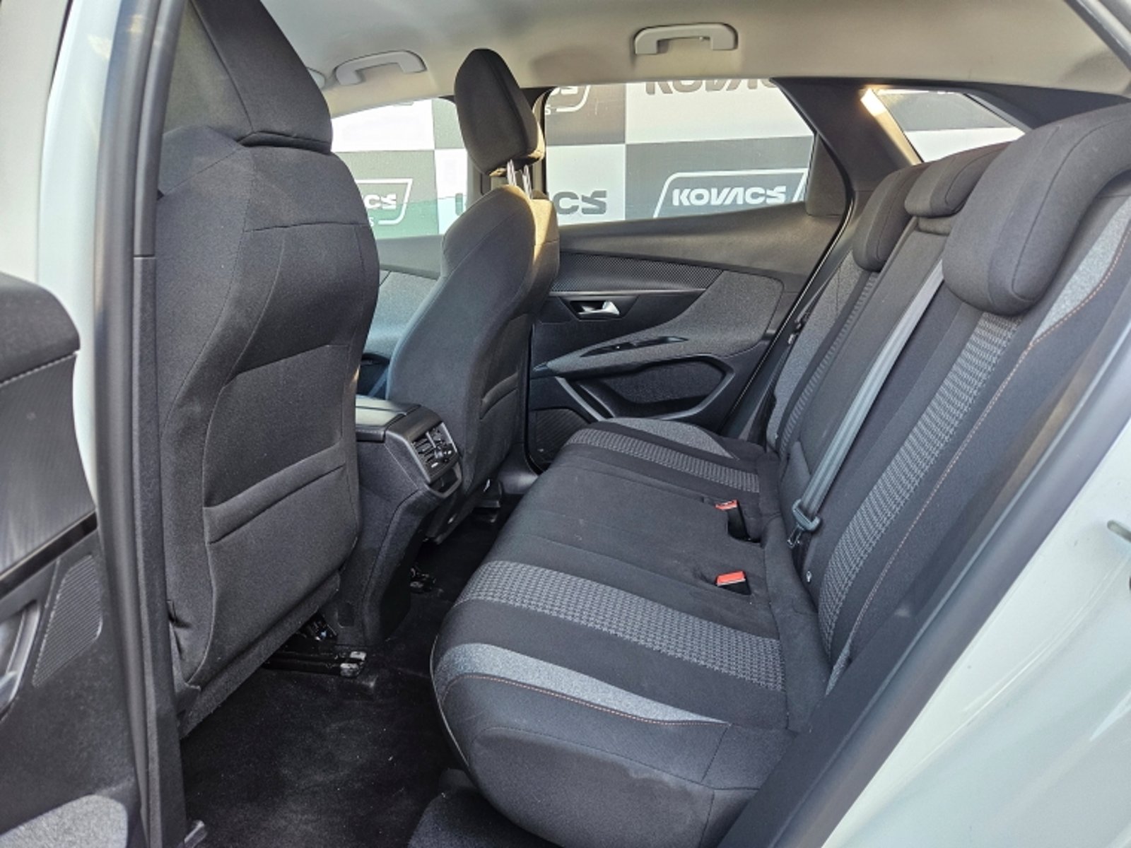Peugeot 3008 1.2 ACTIVE PACK PURETECH 130 MT 2022 - Foto 5 de 19