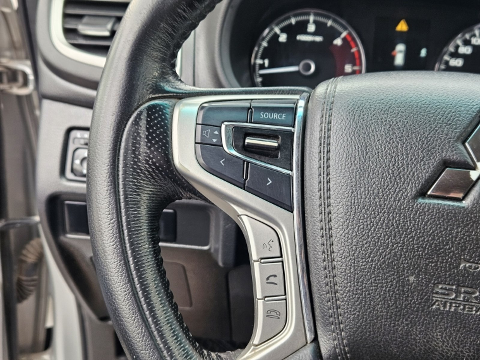 MITSUBISHI MONTERO SPORT MT 4X2 2.4 2017 - Imagen 17 de 19