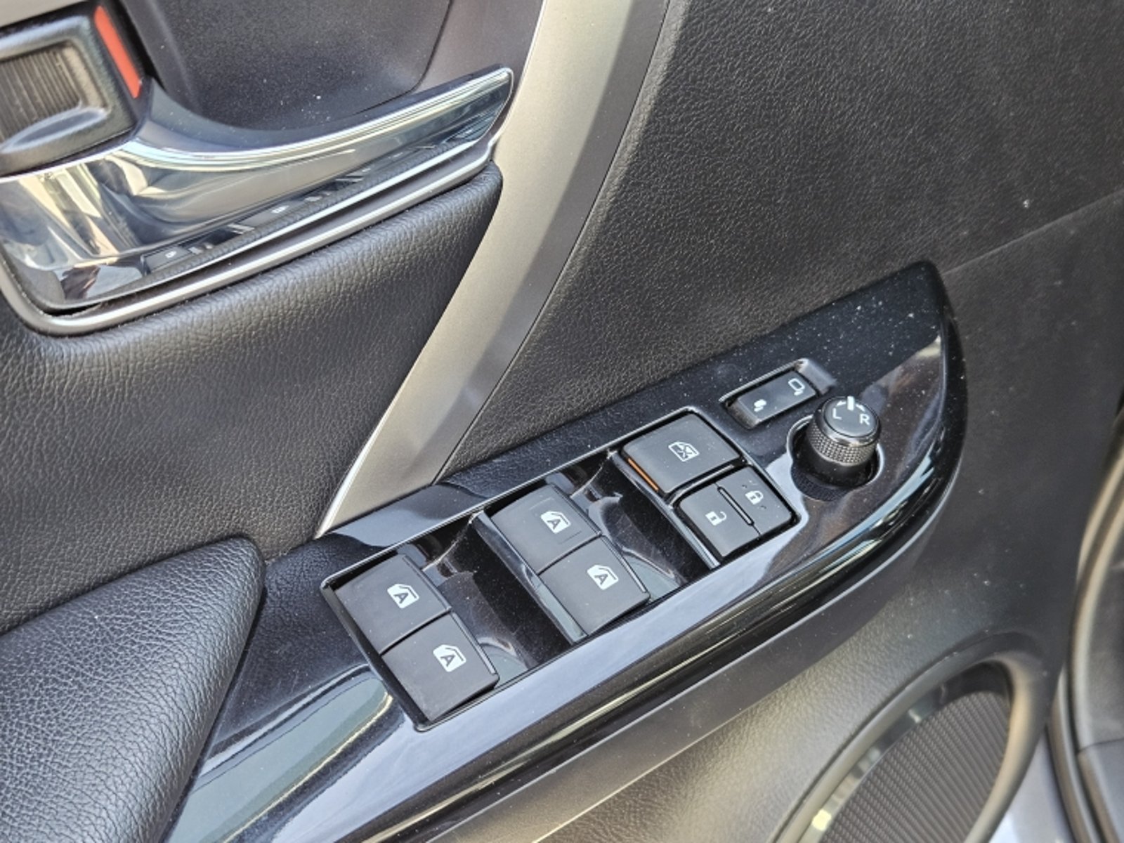 TOYOTA FORTUNER SRX AT 2.7 2023 - Imagen 14 de 20