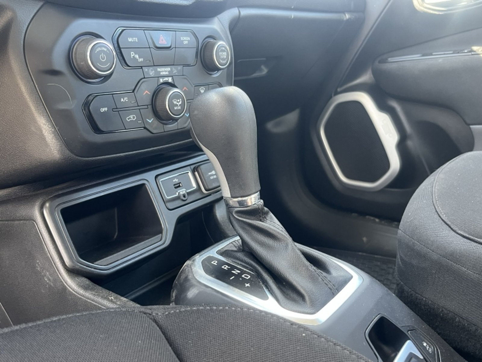 JEEP RENEGADE SPORT LX 1.8 AUT 2021 - Imagen 14 de 20