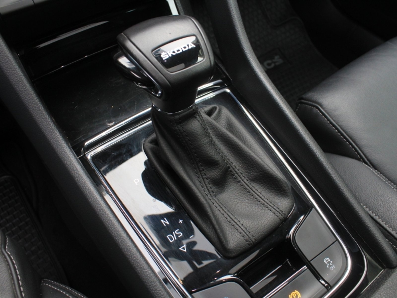 SKODA KAROQ 1.4  TSI STYLE  AT 2023 - Imagen 15 de 19