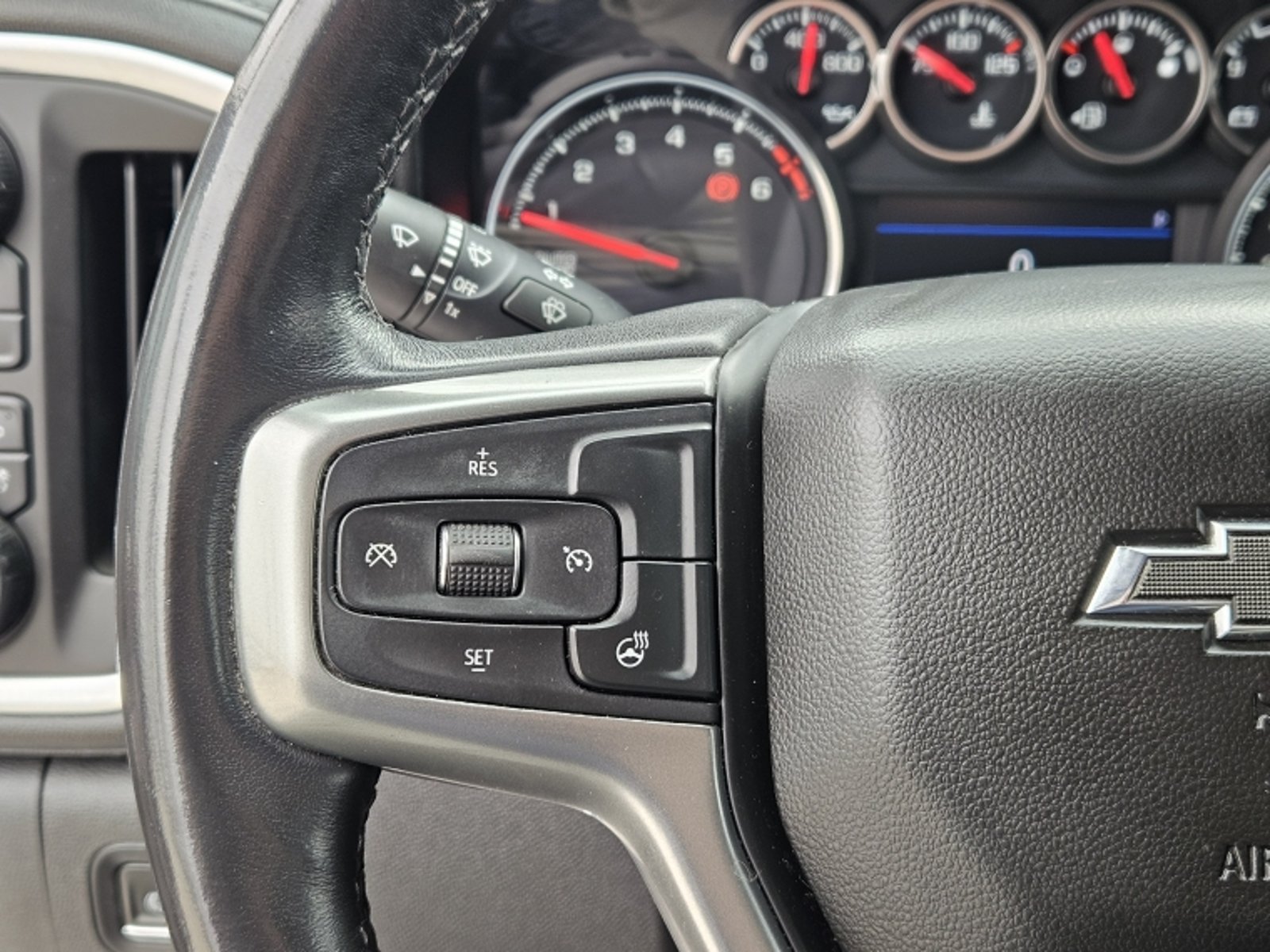 Chevrolet SILVERADO SILVERADO 5.3L LT TB AT 4WD 2022 - Imagen 17 de 19