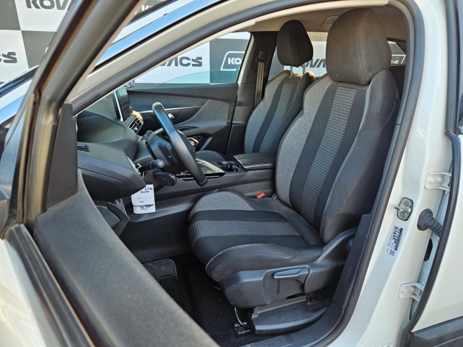 Peugeot 3008 1.2 ACTIVE PACK PURETECH 130 MT 2022 - Imagen 11 de 19