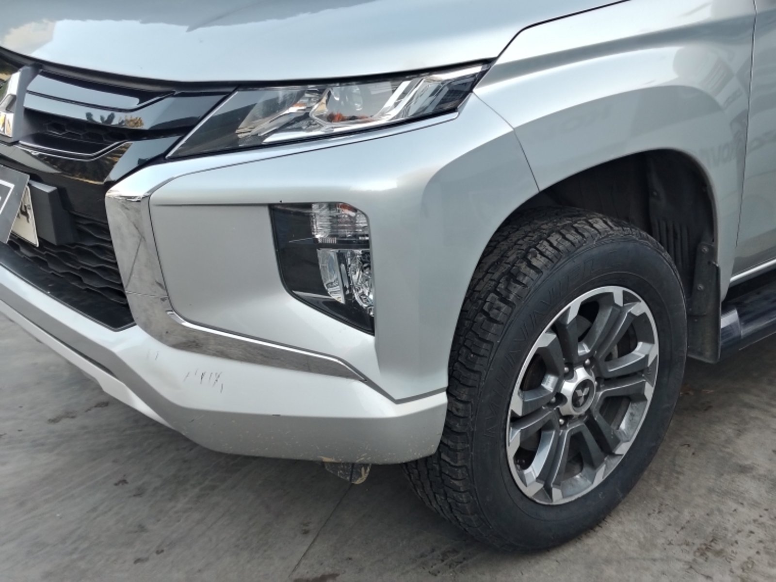 Mitsubishi L200 2.4 TD DAKAR  CRS HP AT  4X4 2023 - Foto 2 de 18