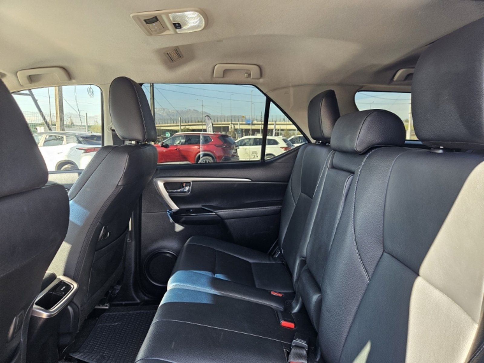 TOYOTA FORTUNER SRX AT 2.7 2023 - Imagen 8 de 20