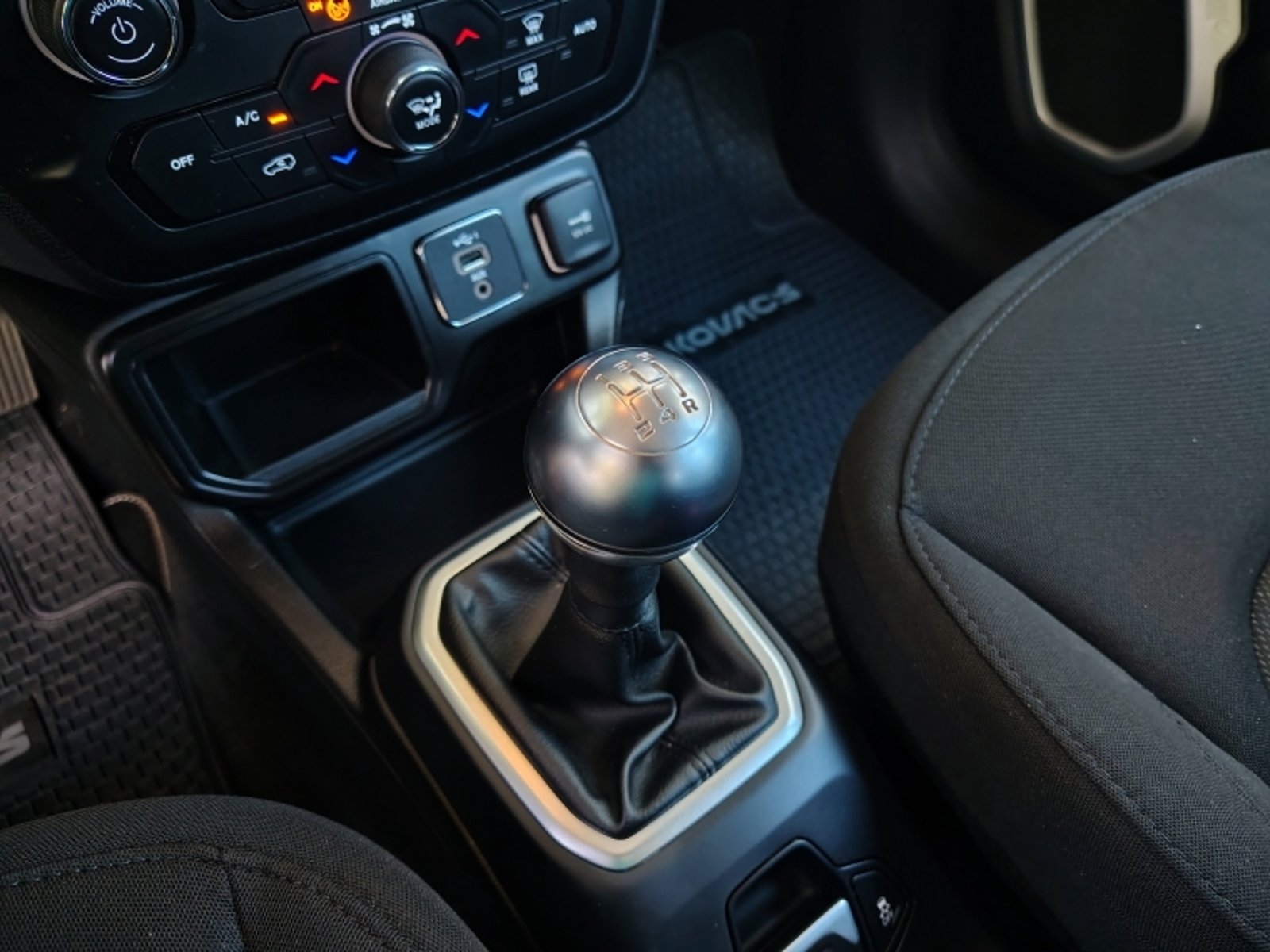 JEEP RENEGADE 1.8 SPORT LX MT 2022 - Imagen 15 de 20