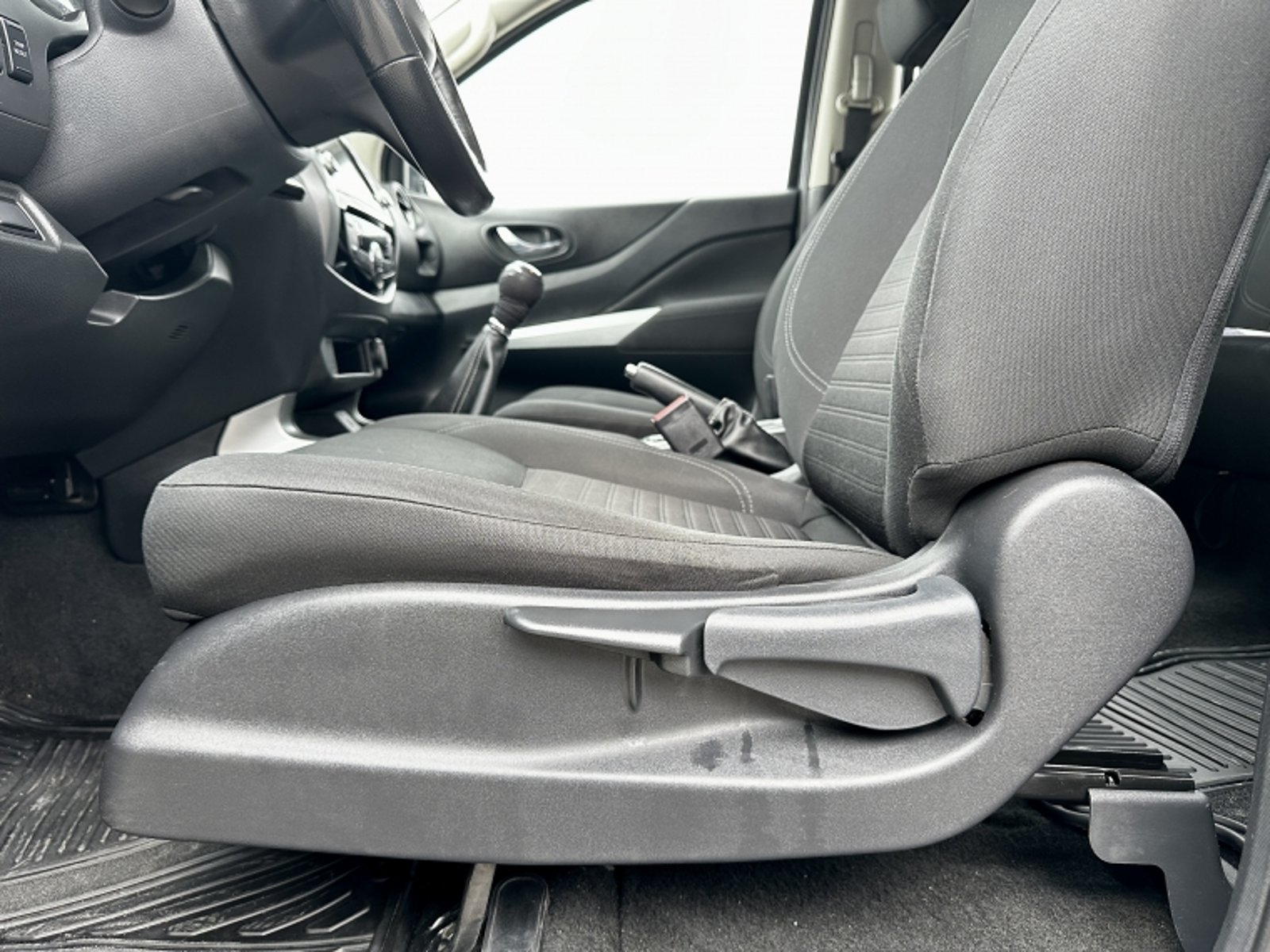Nissan NAVARA 2.3 DC SE MT 4X2 DIESEL 2023 - Imagen 16 de 18