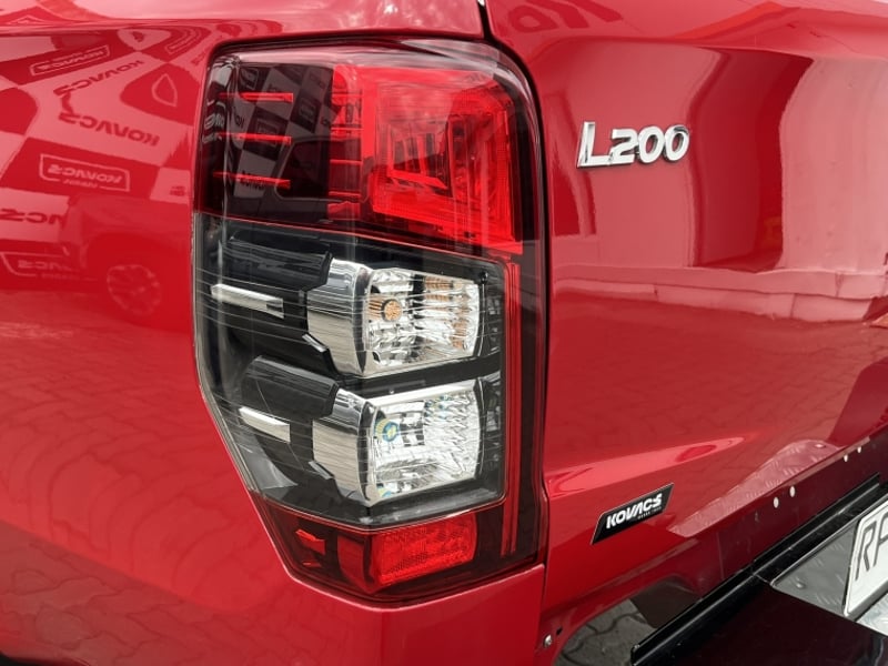 Mitsubishi L200 2.4 TD WORK CR WF MT 4X2 DIESEL 2022 - Imagen 9 de 20