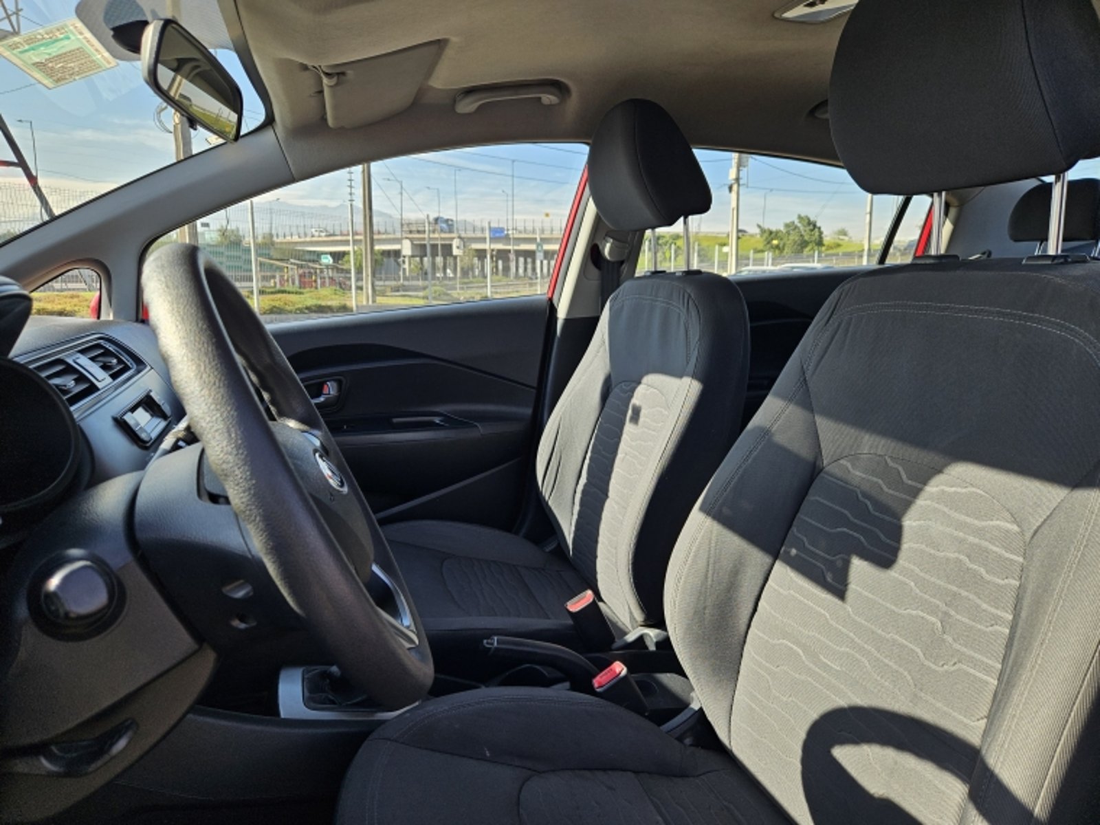 KIA RIO 4 EX MT 1.4 2015 - Imagen 13 de 18
