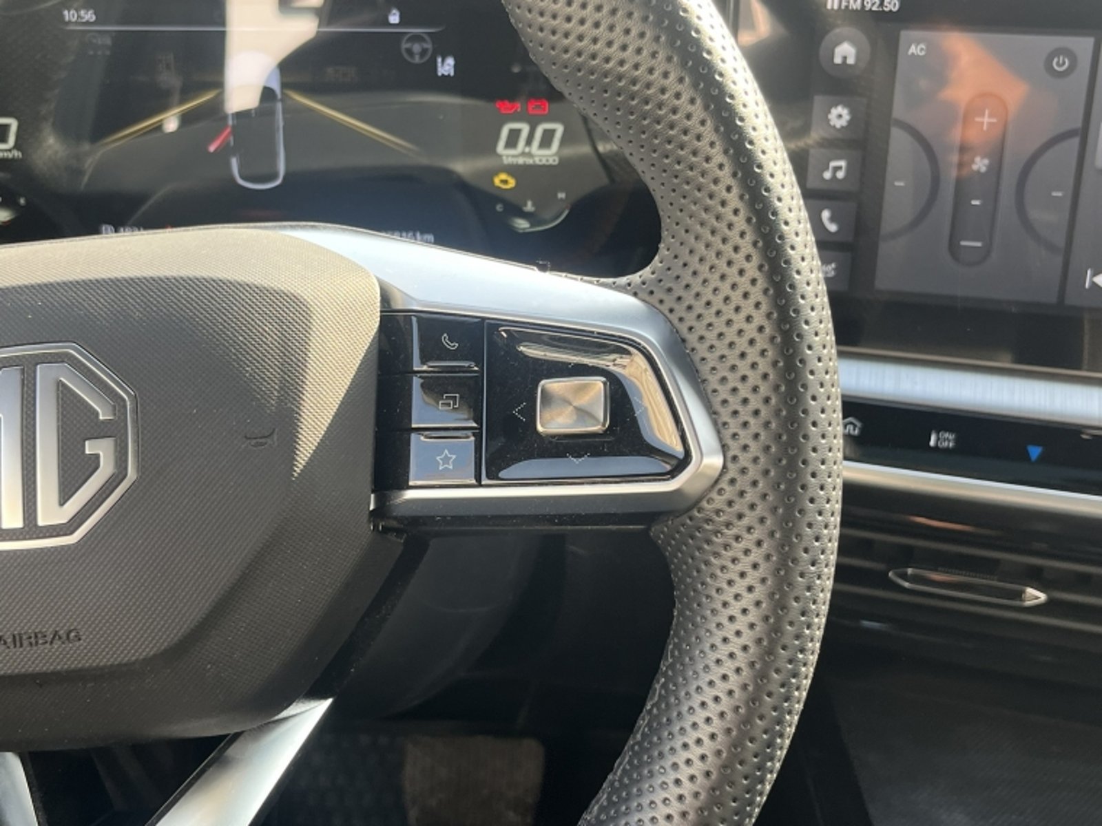MG ONE DLX AT 2023 - Imagen 19 de 20