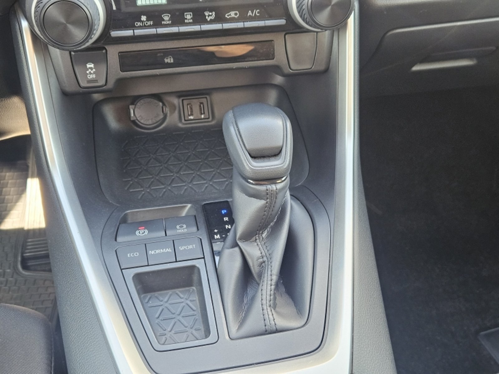 TOYOTA RAV4 LE AT 2024 - Imagen 12 de 20