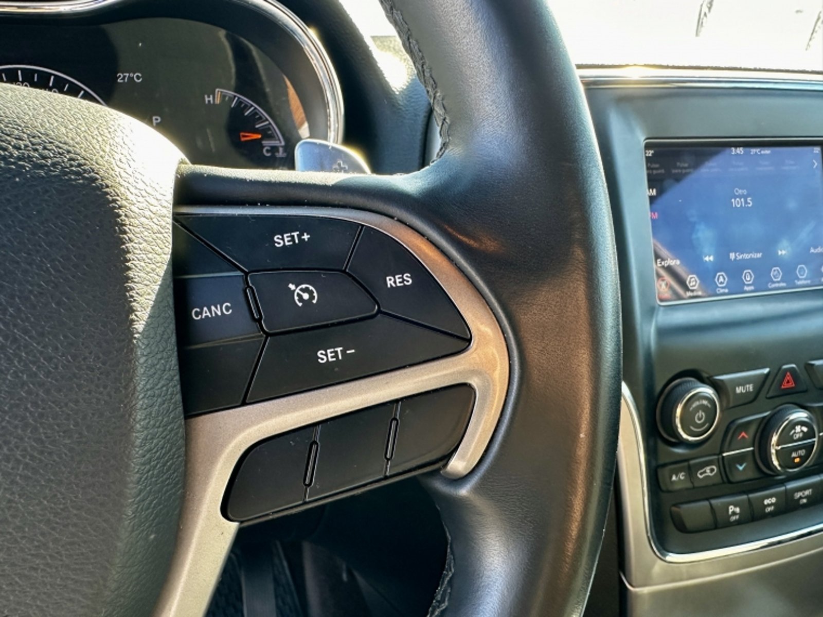 JEEP GRAND CHEROKEE 3.0 LAREDO AT 4X4 DIESEL 2020 - Imagen 12 de 20
