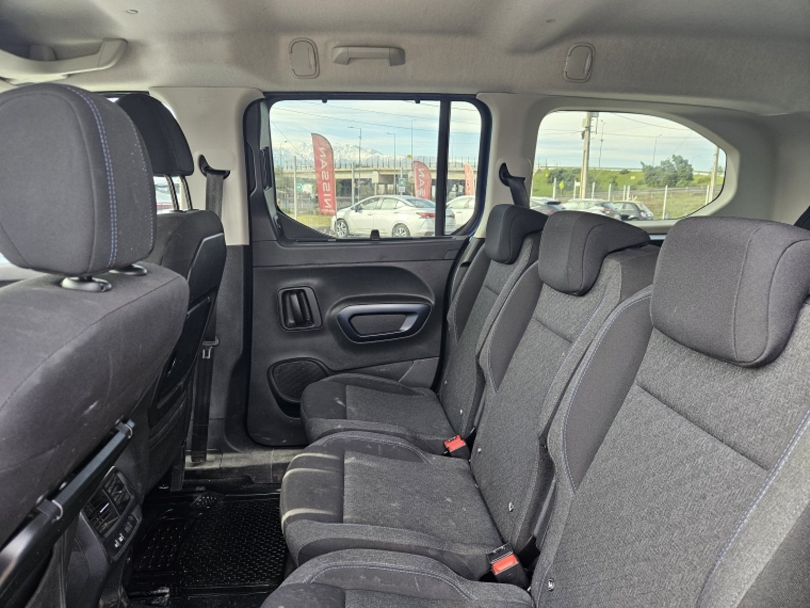 PEUGEOT RIFTER 1.5 ALLURE BLUEHDI 130 AT DIESEL 2023 - Imagen 9 de 20