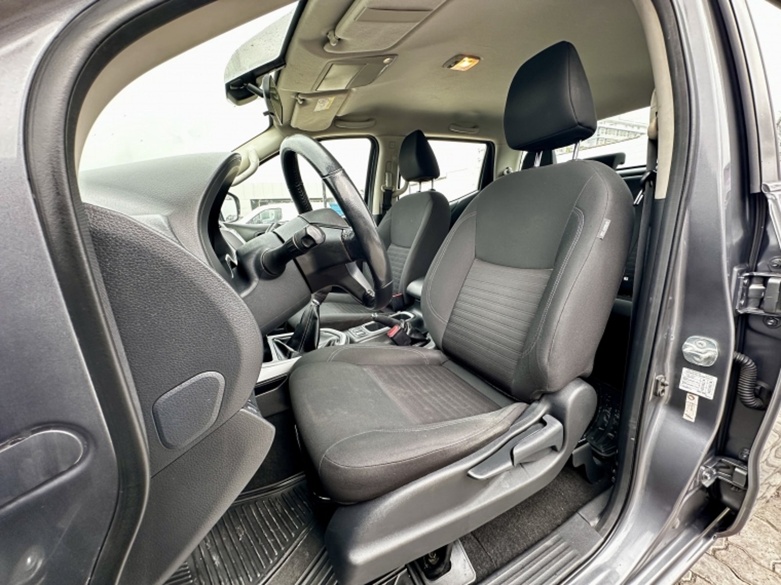 Nissan NAVARA 2.3 DC SE MT 4X2 DIESEL 2023 - Imagen 9 de 18