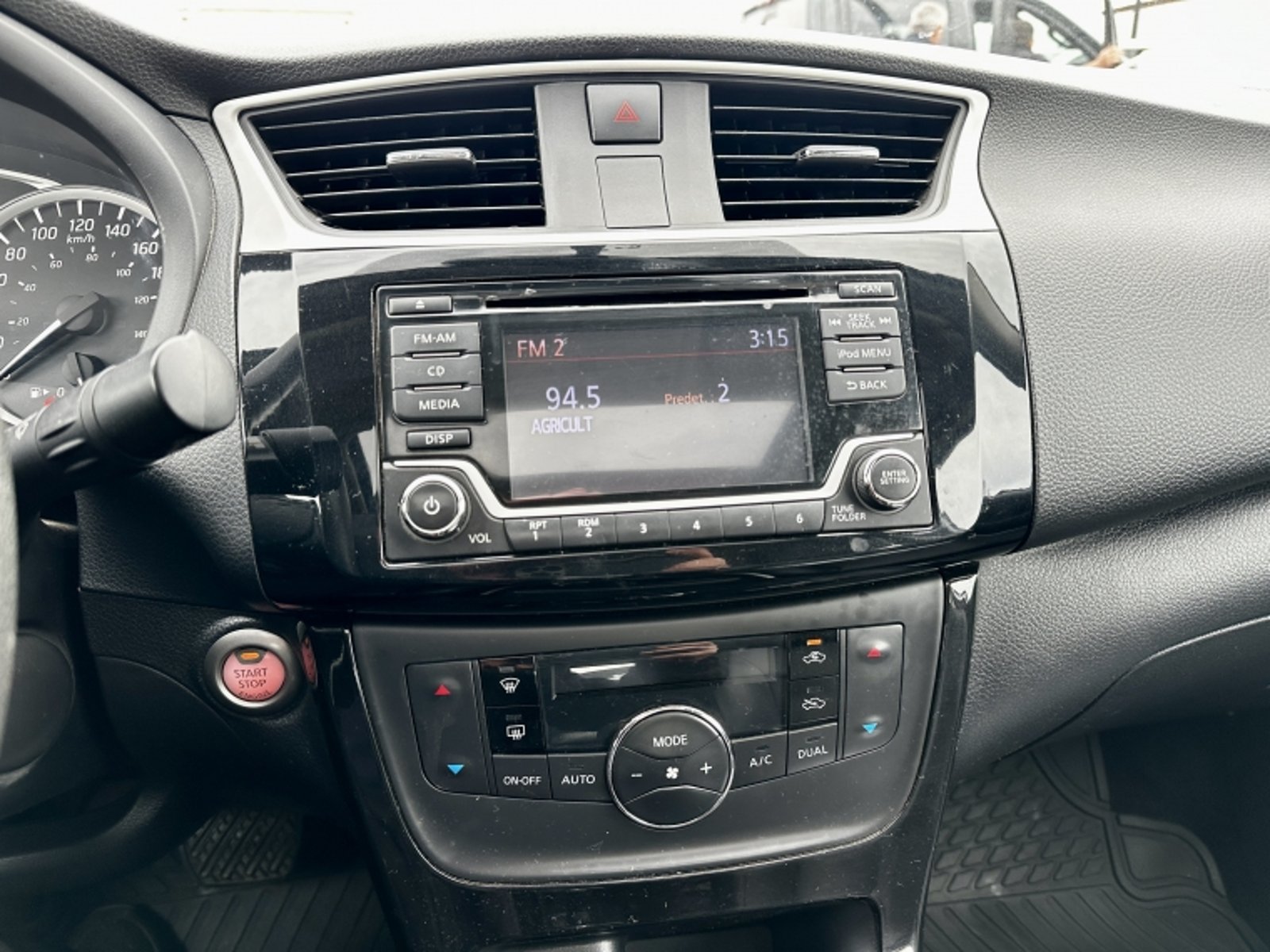 Nissan SENTRA 1.8 AT EXCLUSIVE 2018 - Imagen 12 de 16