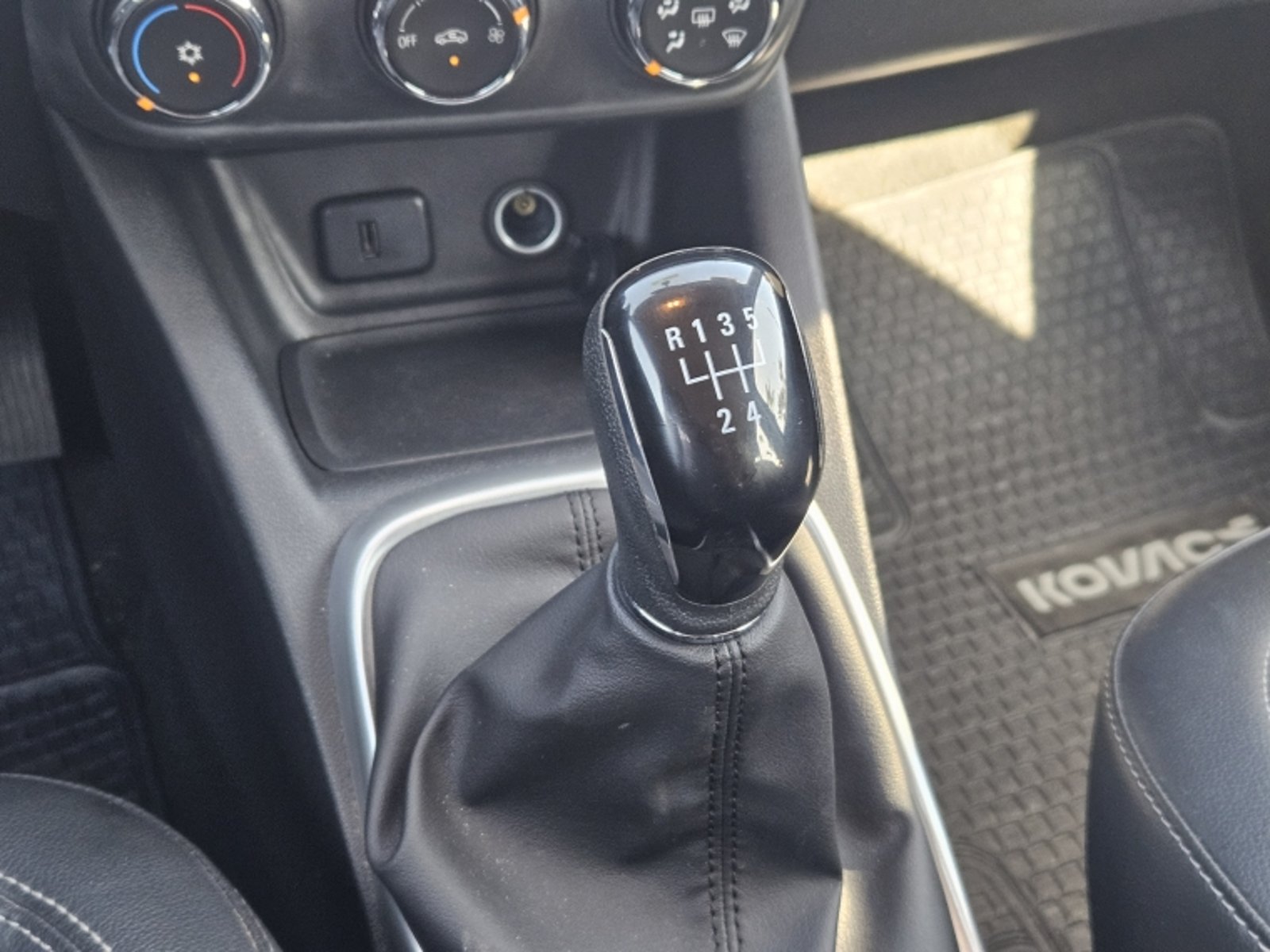 Chevrolet TRACKER TRACKER 1.2T LTZ MT P 2023 - Imagen 13 de 20