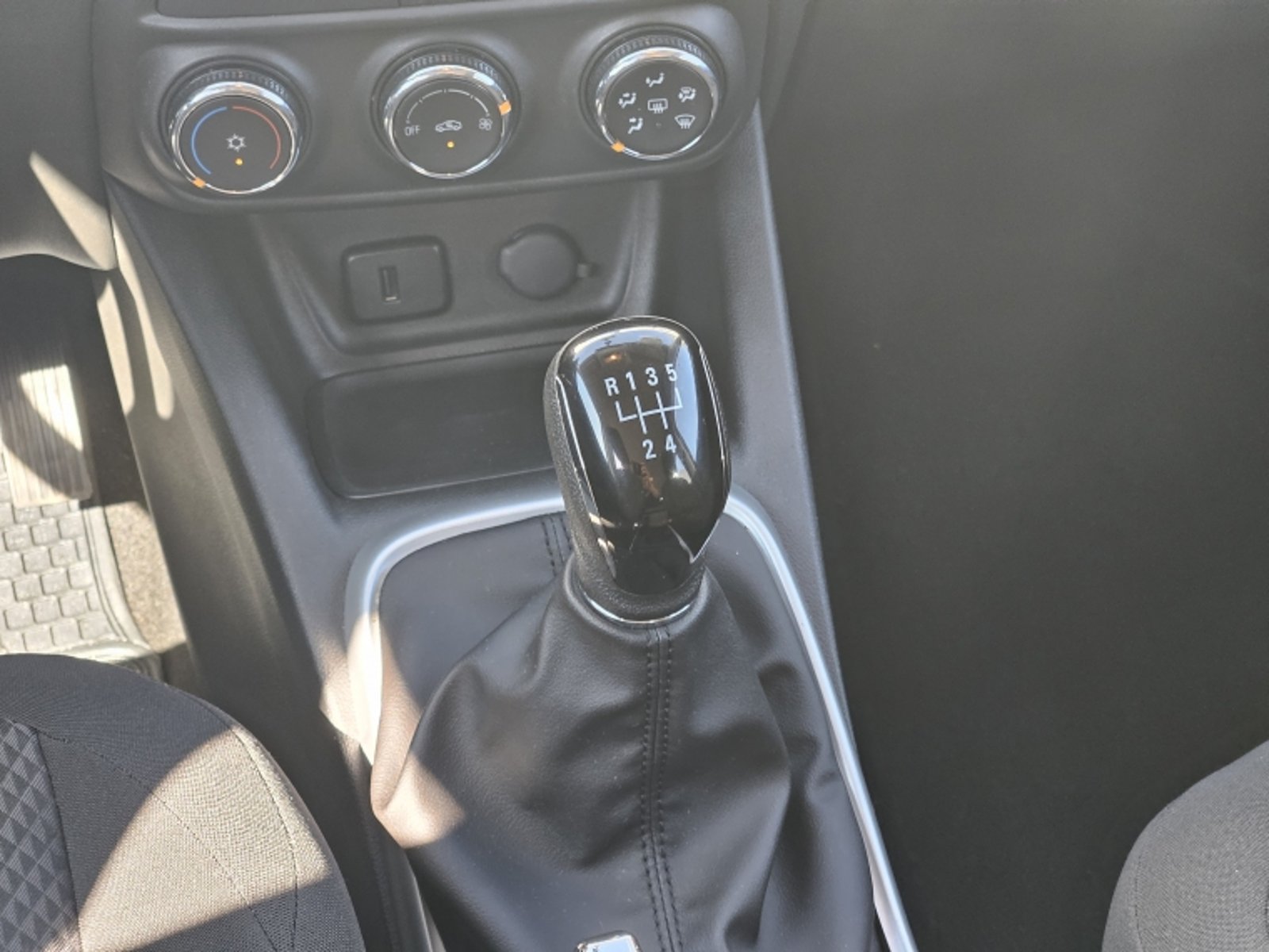 CHEVROLET TRACKER LS MT 2023 - Imagen 12 de 20