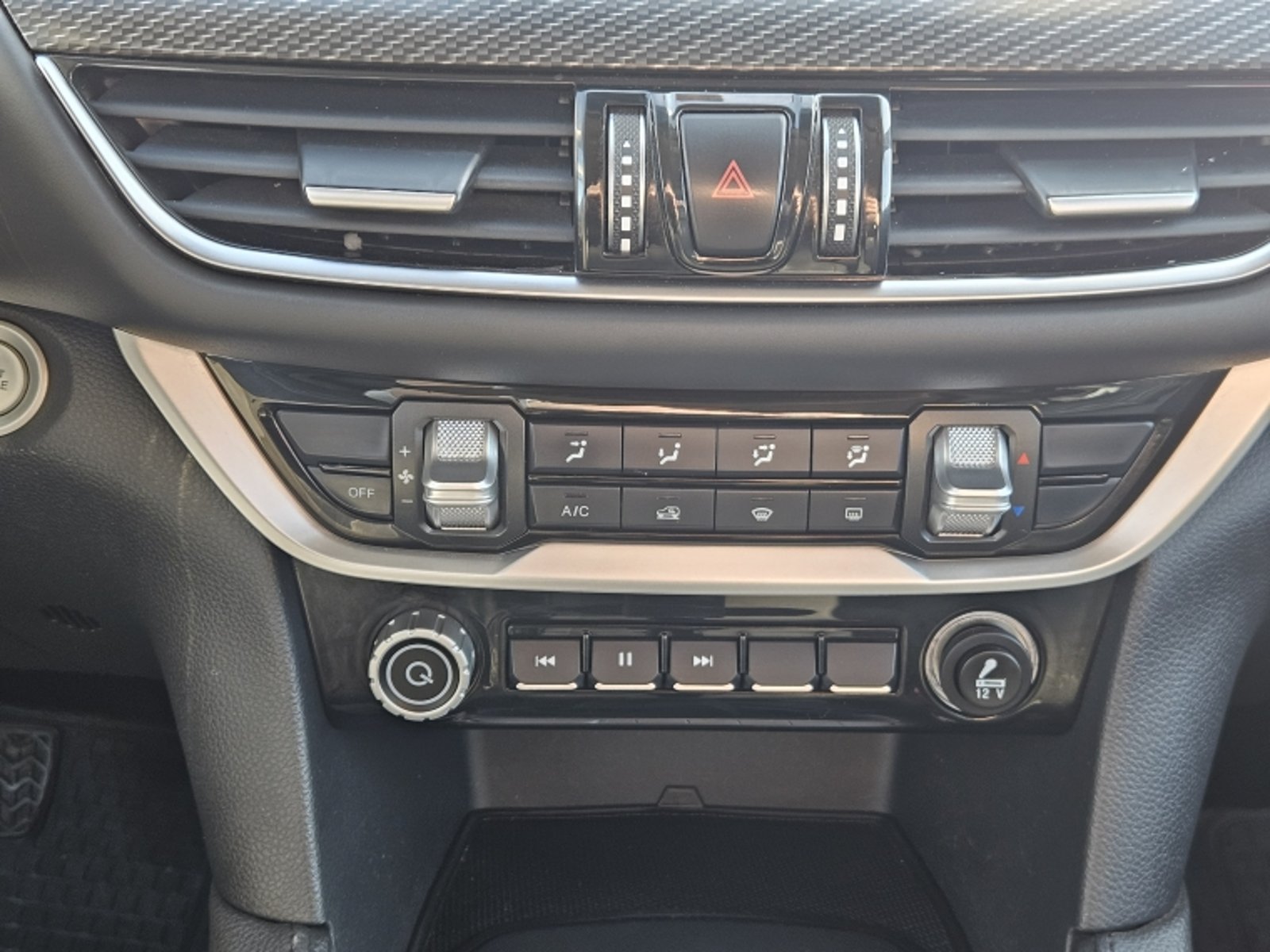 Dongfeng AX5 DF6 2.5 MT DIESEL 2023 - Imagen 13 de 20