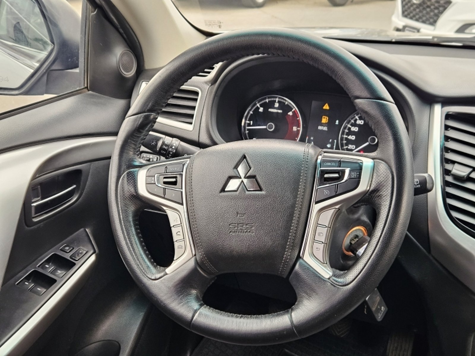 MITSUBISHI MONTERO SPORT MT 4X2 2.4 2017 - Imagen 13 de 19