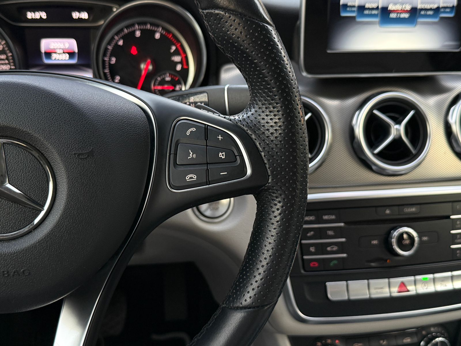 MERCEDES-BENZ GLA200 2019 - Imagen 15 de 20
