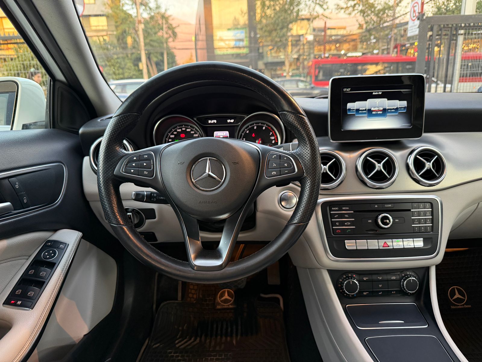 MERCEDES-BENZ GLA200 2019 - Imagen 13 de 20