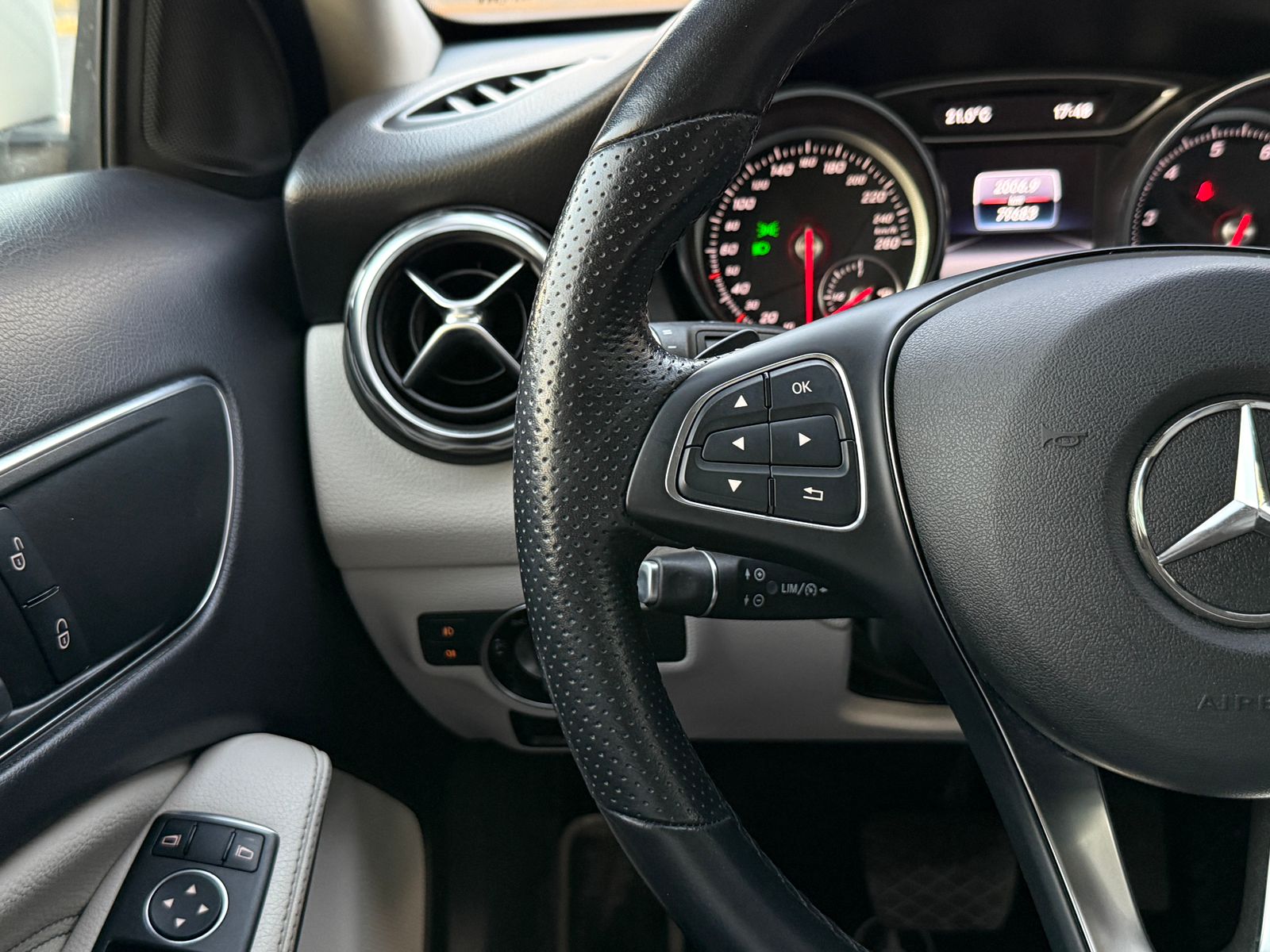 MERCEDES-BENZ GLA200 2019 - Imagen 14 de 20